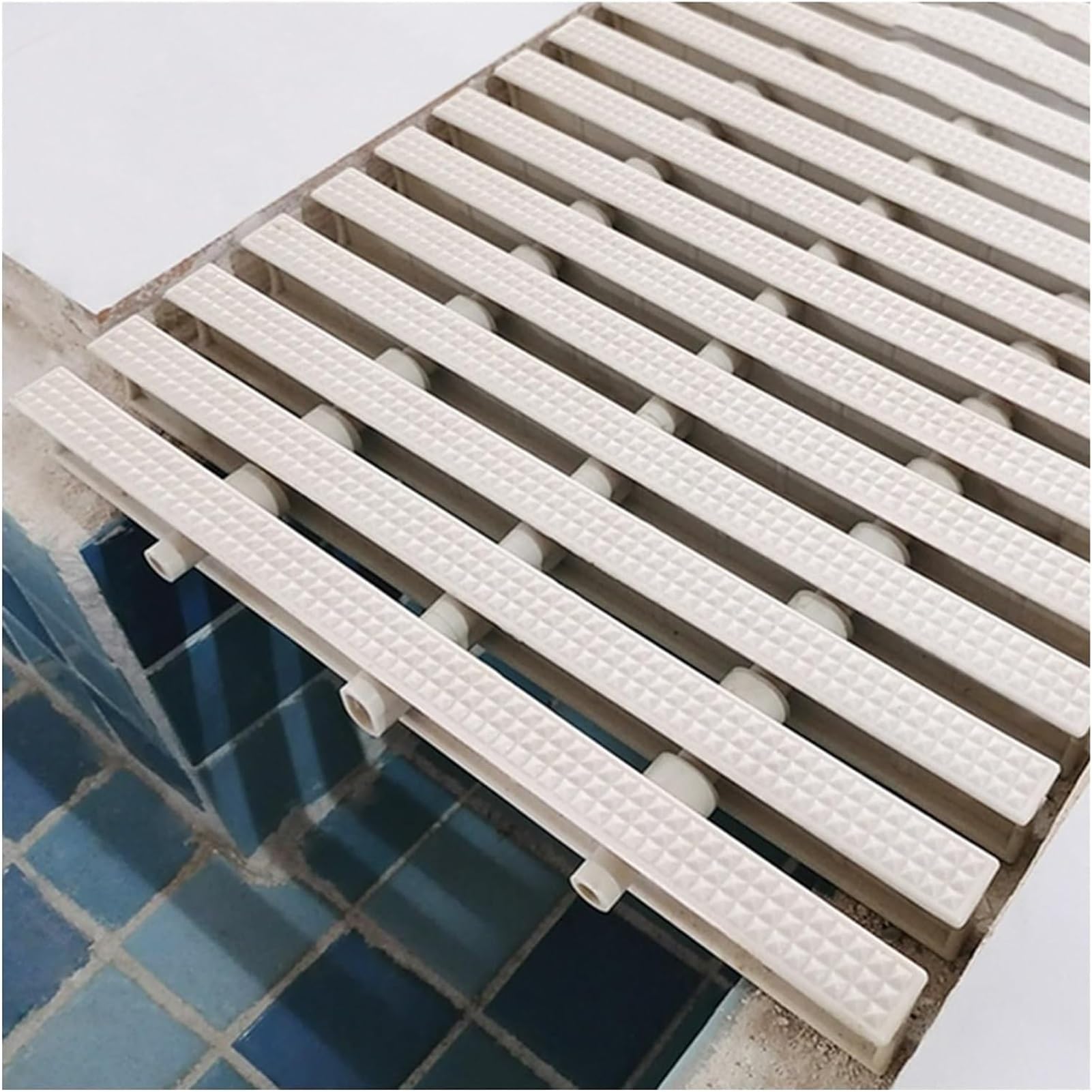 Grille de drainage de piscine anti-eau stagnante pour allées et trop-plein