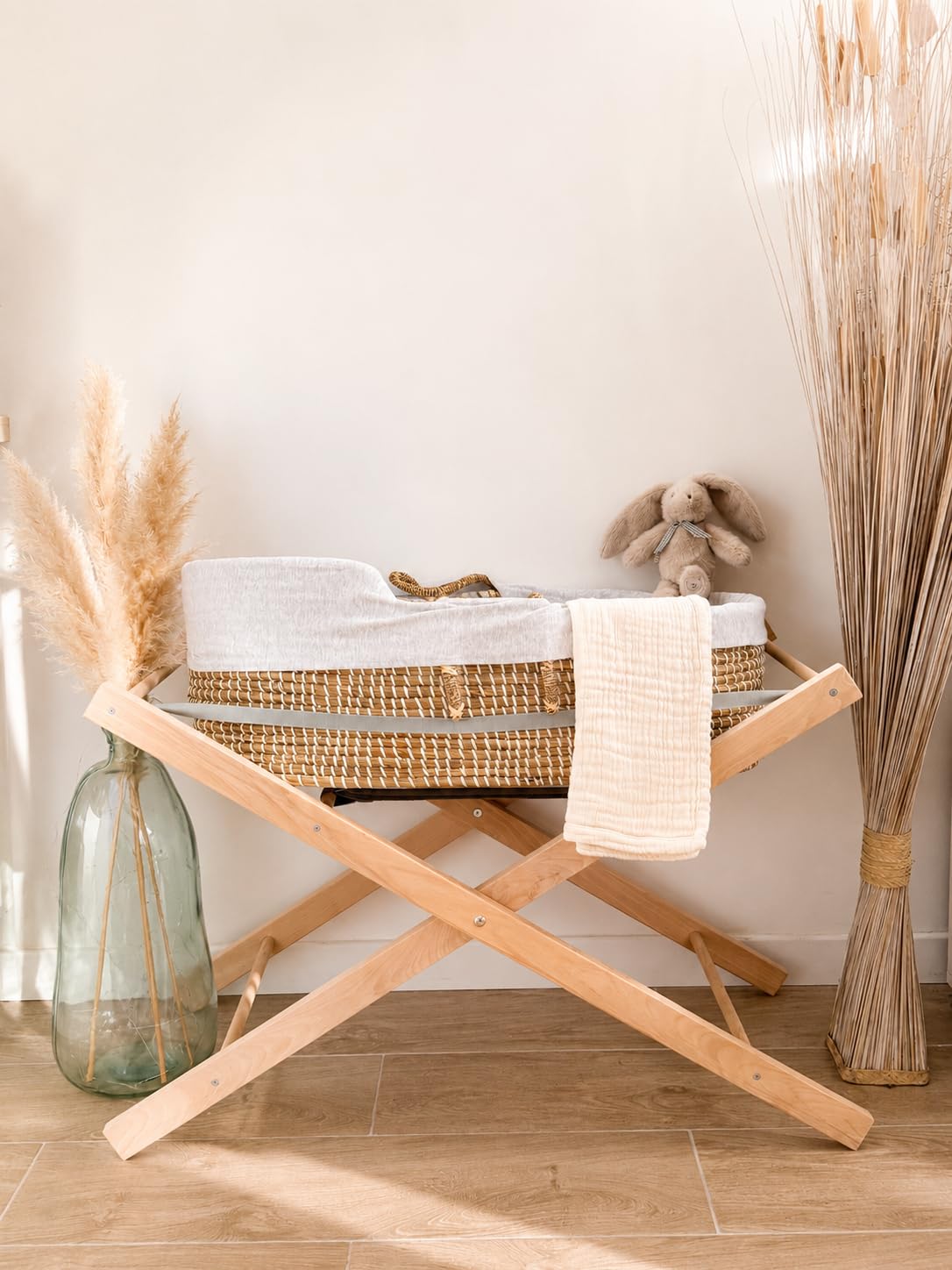 Mokee Couffin pour Bébé en Jonc de Mer avec Support - Panier Moïse avec Matelas, Literie en Coton, Doublure Rembourrée et Support en Bois - Couffin Moïse Naturel (Naturel & Support Naturel)