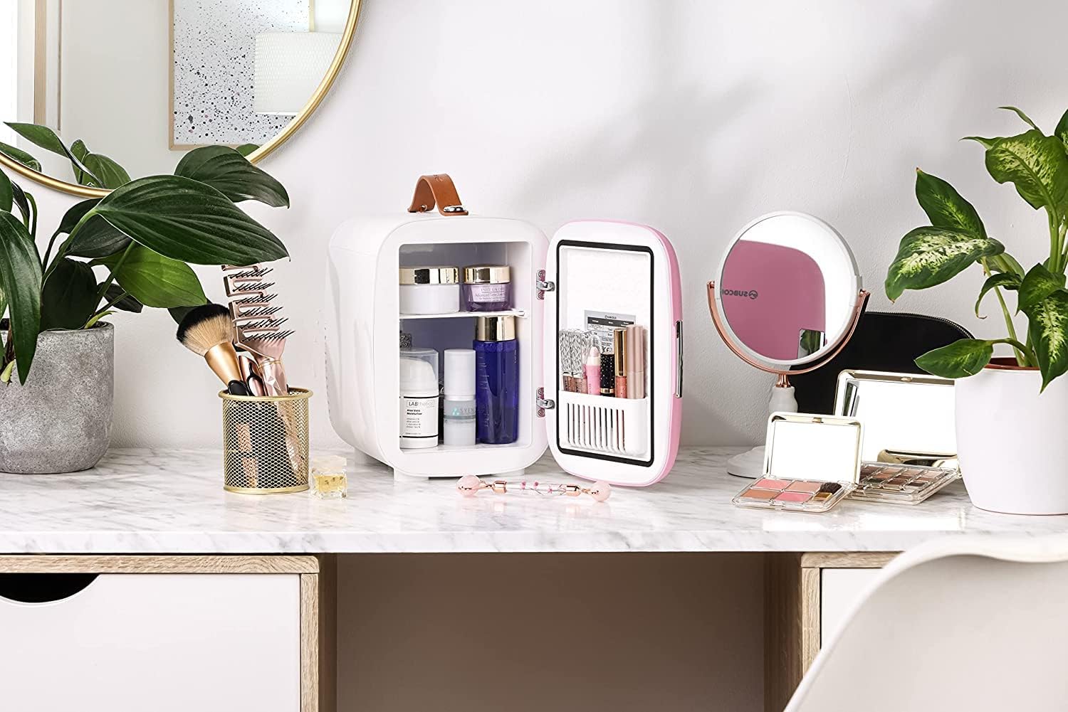 Subcold Pro4 - Mini frigo di lusso, 4 litri/6 lattine, CA e esclusiva opzione di USB, piccolo frigorifero portatile per ufficio, camera da letto, auto, viaggi, cura della pelle e cosmetici (grigio) Subcold Pro4 - Mini frigo di lusso, 4 litri/6 lattine, CA e esclusiva opzione di USB, piccolo frigorifero portatile per ufficio, camera da letto, auto, viaggi, cura della pelle e cosmetici (grigio)