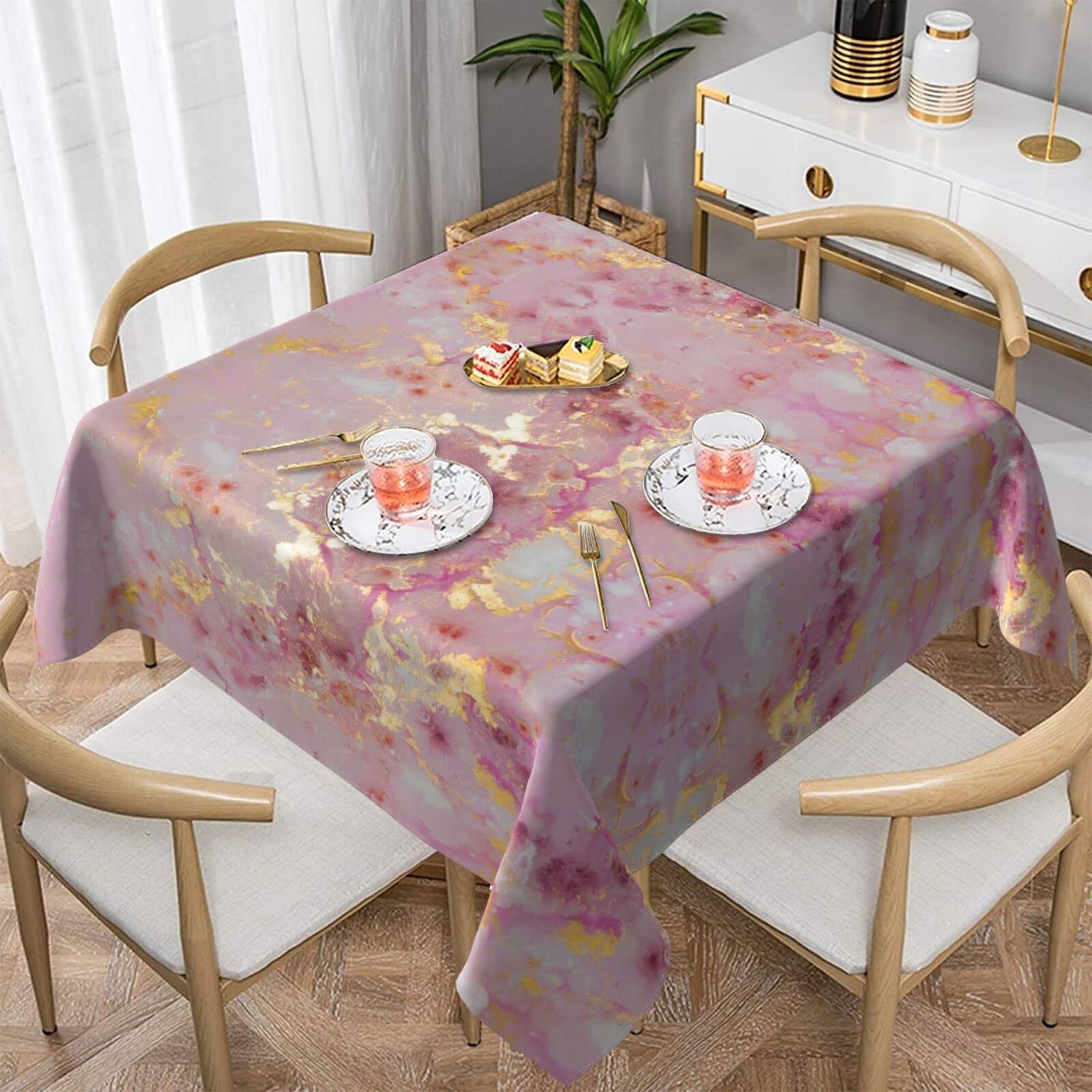 Nappe carrée à texture marbre rose : la solution idéale pour raviver votre table de salle à manger