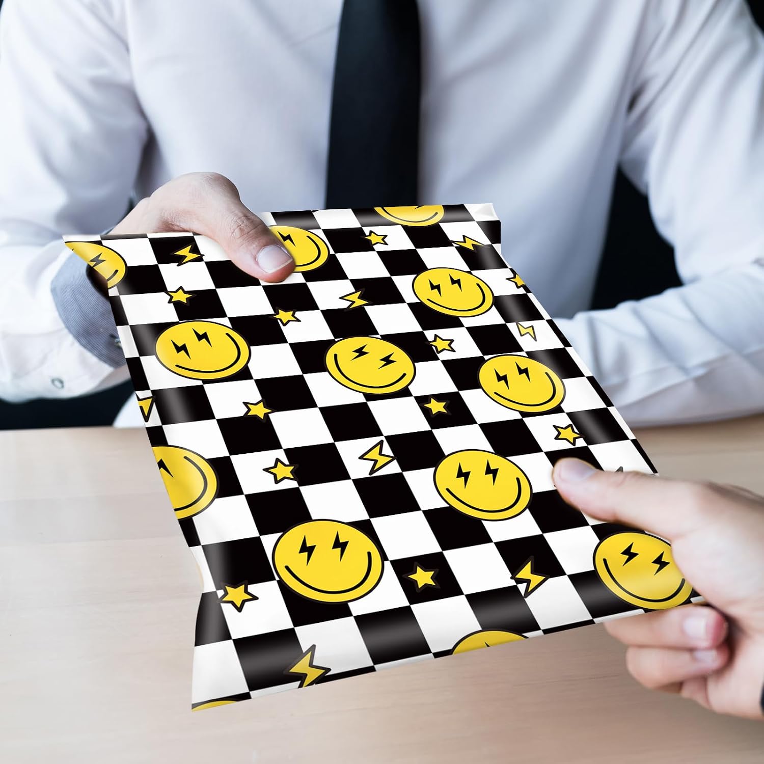 Whaline 100Pcs Smiles Checkerboard Poly Mailer 10 x 13 Inch Tear-Resistant Mailing Bags with Self-Seal White Black Yellow Deliver Envelopes Plastic Packaging Bags for Small Business Packing Moving