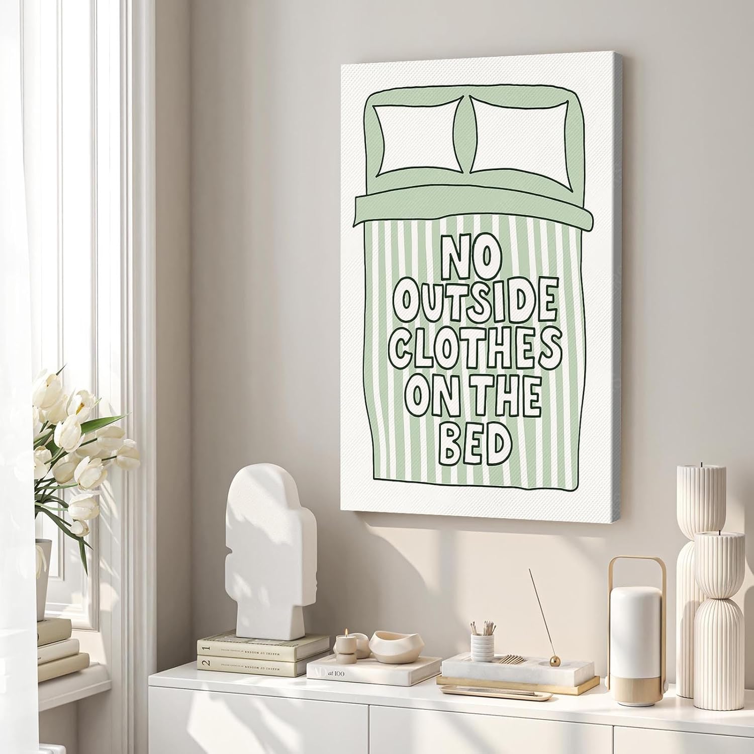 グリーンベッドキャンバスウォールアート、ベッドに外に服を着ないポスタープリント、面白い寝室の壁の装飾 家族アパート寮用 16X24