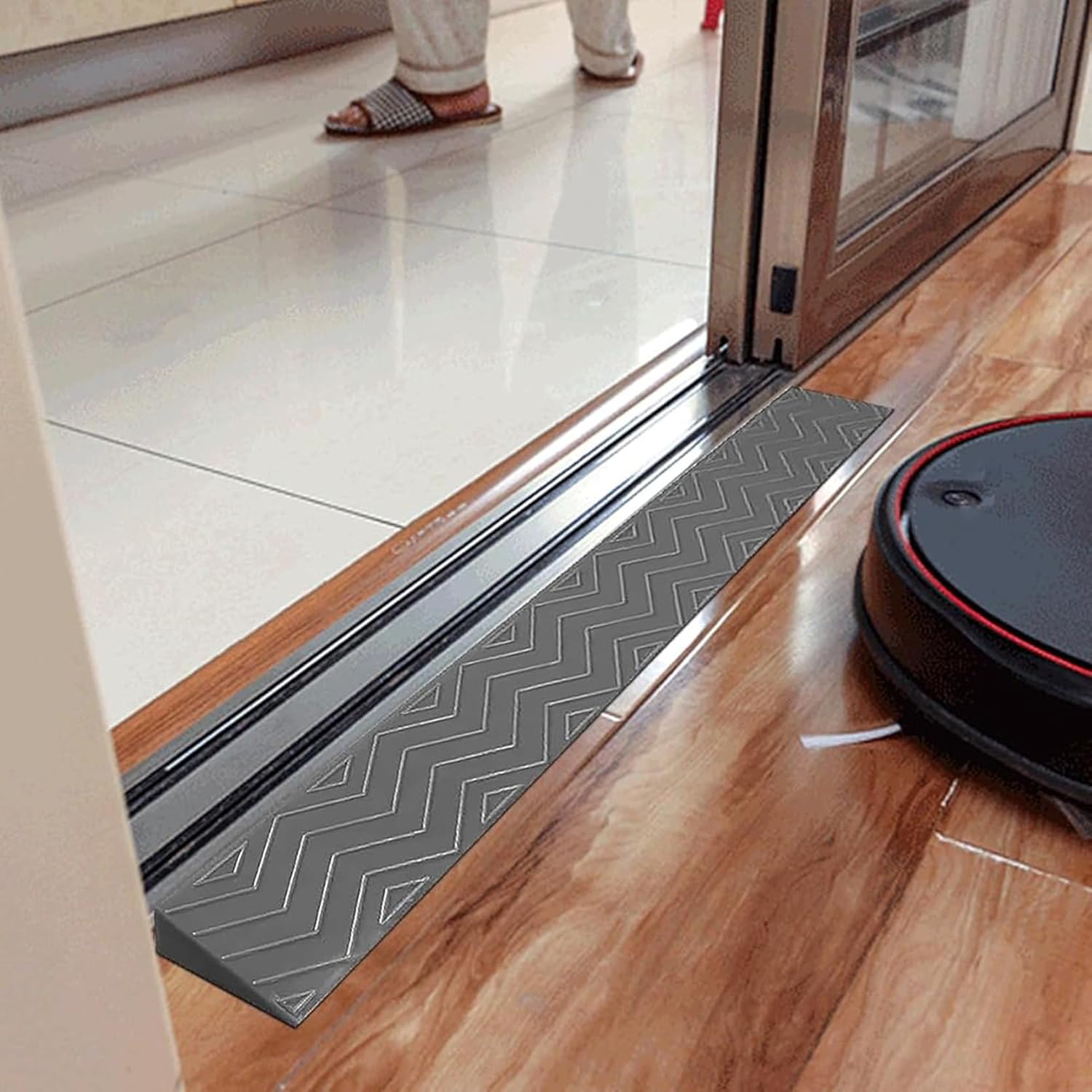 段差スロープ、敷居スロープ、車椅子用スロープ、縁石スロープ、出入り口用滑り止め入口スロープ、階段、段差、ロボット掃除機、モビリティス