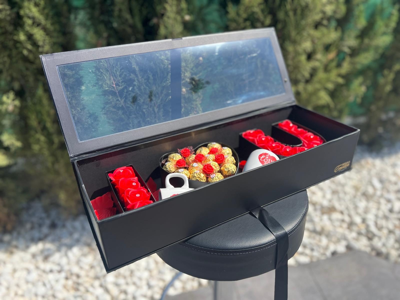 Caja de rosas con chocolate Rocher y tazas con mensaje para regalar en cumpleaños