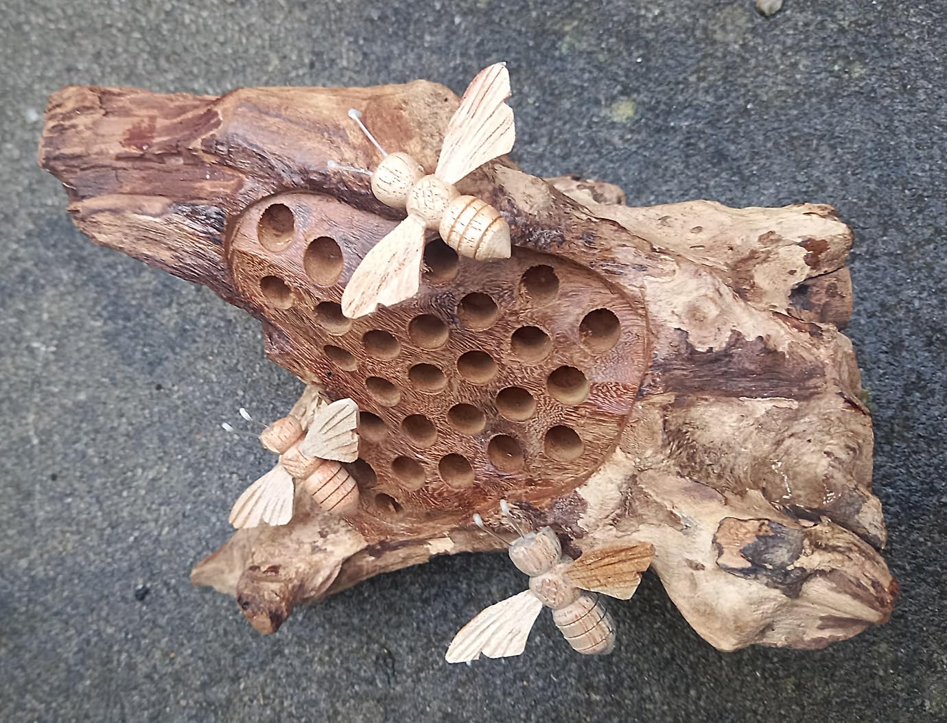 Insektenhotel aus Teakholz mit geschnitzten Bienen, 25 cm Ein schönes Insektenhotel für Ihren Garten, Terrasse oder Terrasse