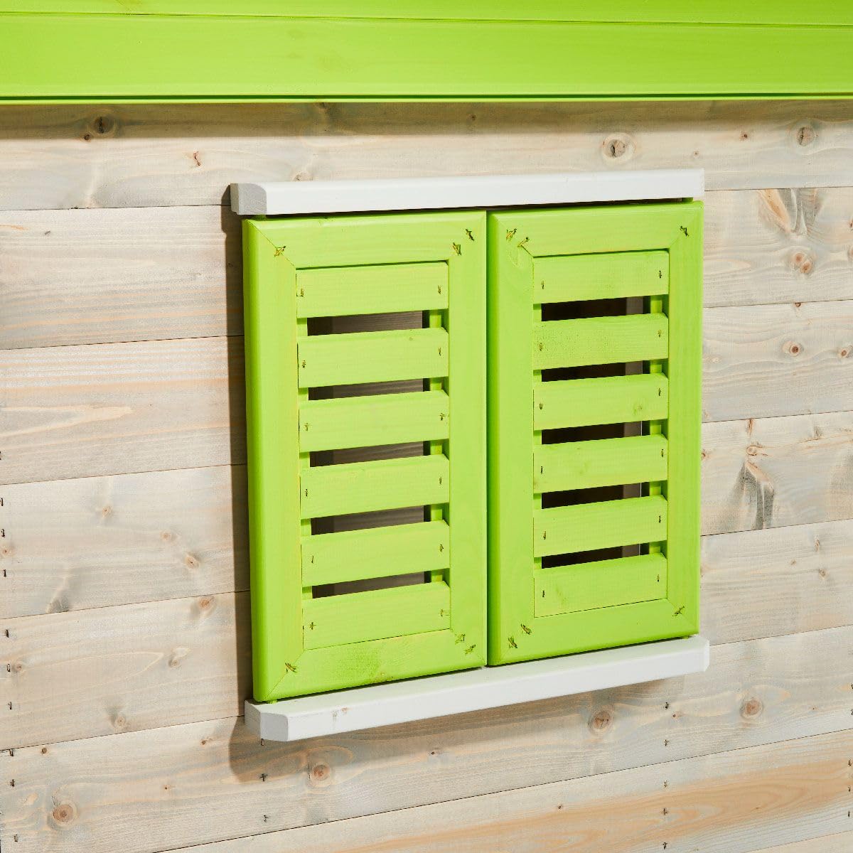Kangui – Casa de jardín infantil exterior – Cabaña de madera con plataforma, tobogán y doble columpio – Techo impermeable – Verde y blanco