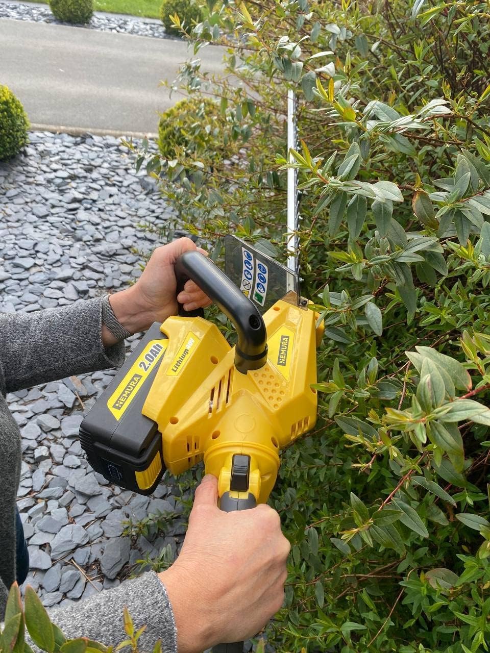 Nemura Taille-Haie Électrique 40V 1 Batterie 2Ah Compatible - Longueur de Coupe 56cm - Moteur Brushless - Chargeur Rapide - Appareil sans Fil Confortable - Marque Française