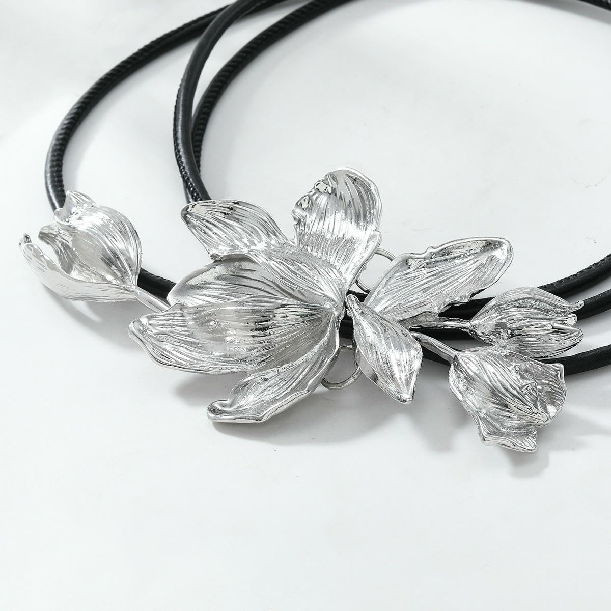 Chinese style iris flower simple banquet necklace