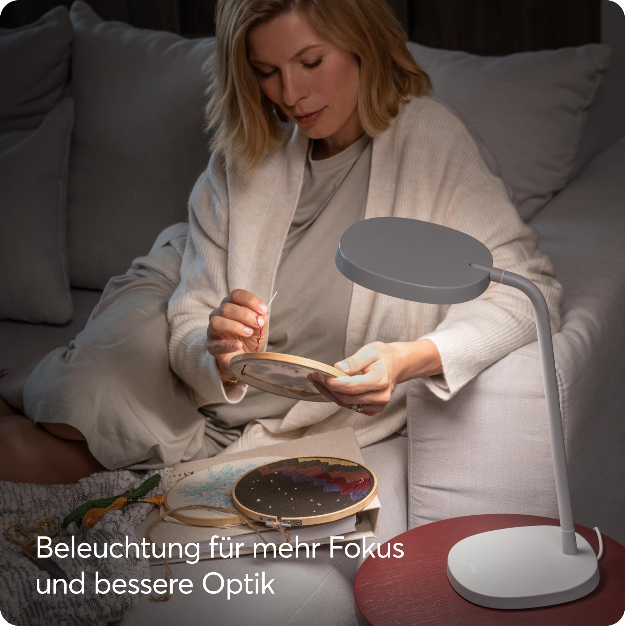 Lumie Task | Hoch verstellbare, helle LED-Lichttherapie-Schreibtischlampe gegen den Winterblues, kristallklare Beleuchtung, maximaler Sehkomfort, verbesserte Stimmung und Energie | Nebelweiß