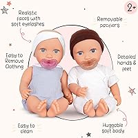 Vista 3 de LullaBaby Muñecas gemelas realistas de 14 pulgadas - Tonos de piel claros y ojos azules - Cuerpos suaves y trajes extraíbles - Sombrero, diadema