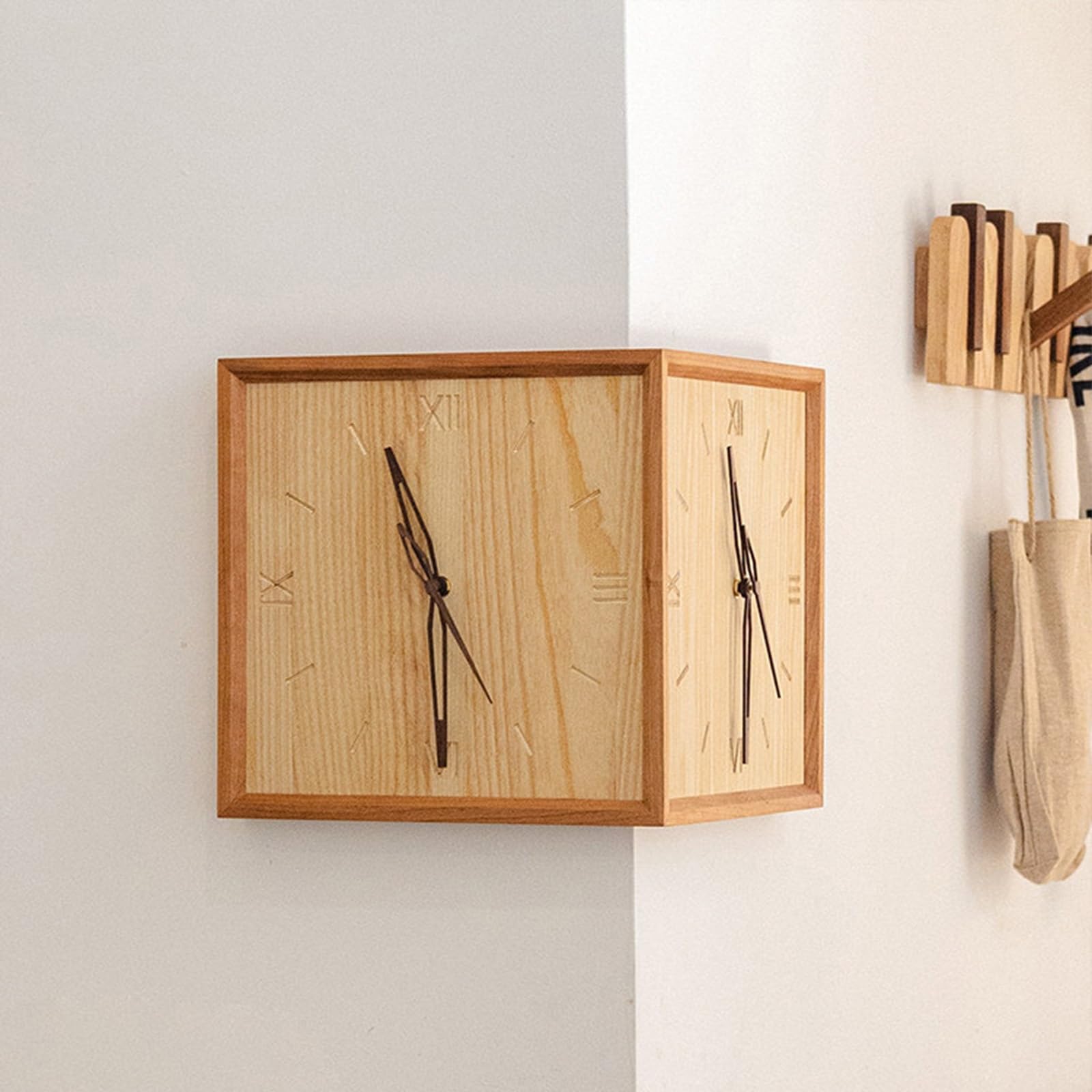 Horloge murale d'angle double face au design élégant et finitions haut de gamme