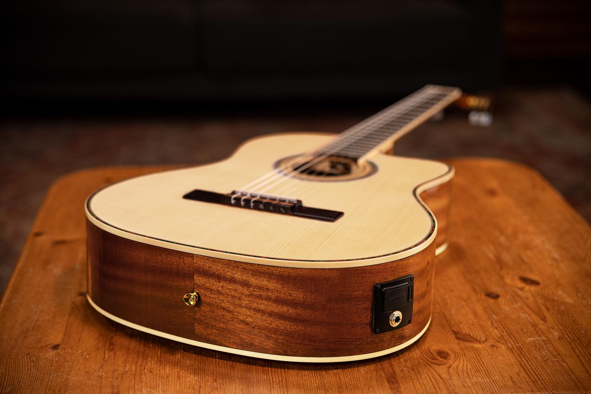 Ortega Guitars Family Series Pro - Guitarra de concierto de tamaño completo (electroacústica, abeto y caoba, incluye funda (RCE141NT)