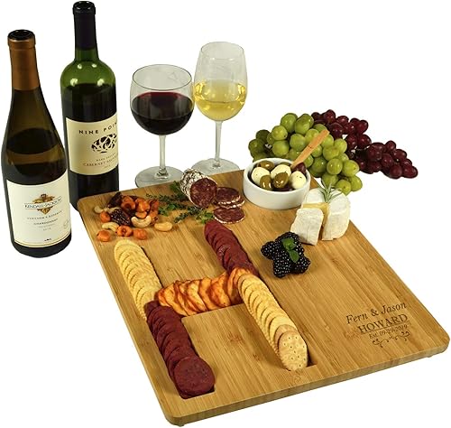 Picnic at Ascot Tablero de quesoembutidos de bambú personalizado personalizado con un surco fresado en forma de letra para galletas  Incluye salsa