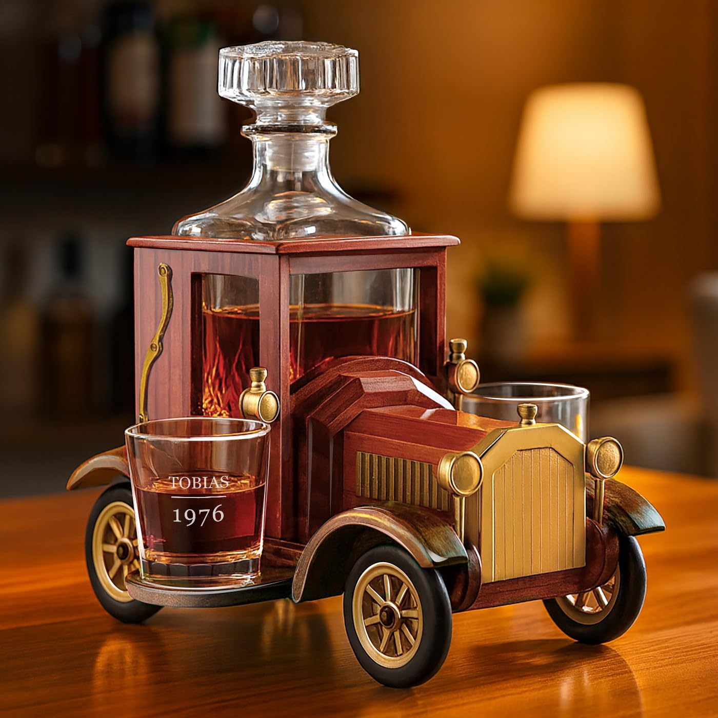 Maverton Vintage Auto Dekanter Set - 900 ml Karaffe & 2 personalisierte Whisky Gläser in Holzwagen - Whiskey Geschenkset - personalisierte Geschenke zum Geburtstag - Geschenke für Männer
