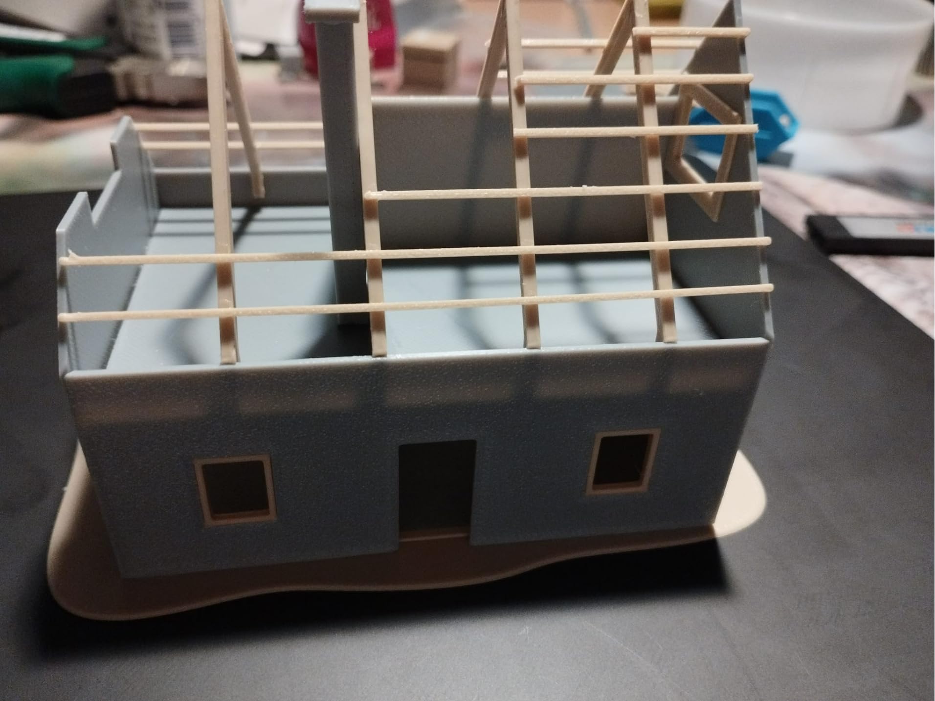 Grande Maquette Maison en Construction - Échelle O 1:43.5 - Charpente Bois Apparente - Scène de Chantier Premium - Multi-Matériaux - Fabriqué en Alsace