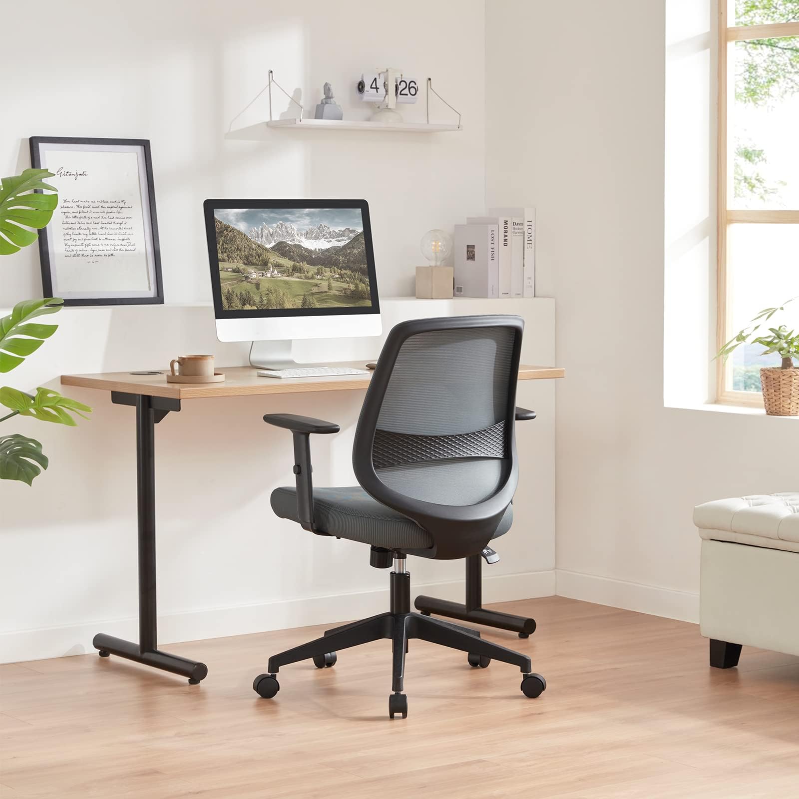 Amazon Basics regulowane siatkowe krzesło biurowe ze środkowym oparciem, podłokietnikami i podparciem odcinka lędźwiowego, 63.5 x 58.4 x 91.4 cm, szare (dawniej Movian)