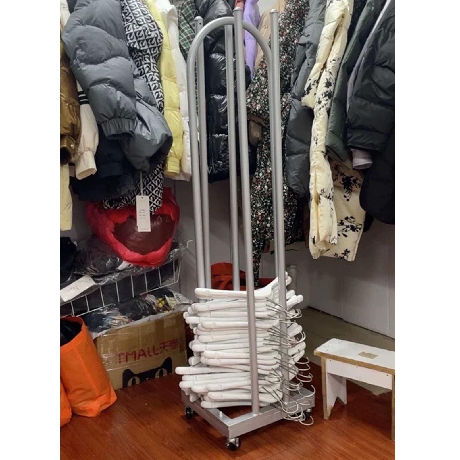 Organisateur de cintres à roulettes grand format pour le rangement et gain de place en vestiaire