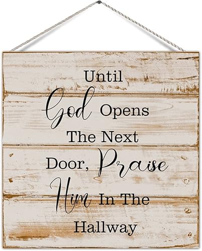 Letrero de madera con texto en inglés «Until God Opens The Next Door Praise Him in The Hallway» («Until God Opens The Next Door Praise Him in The