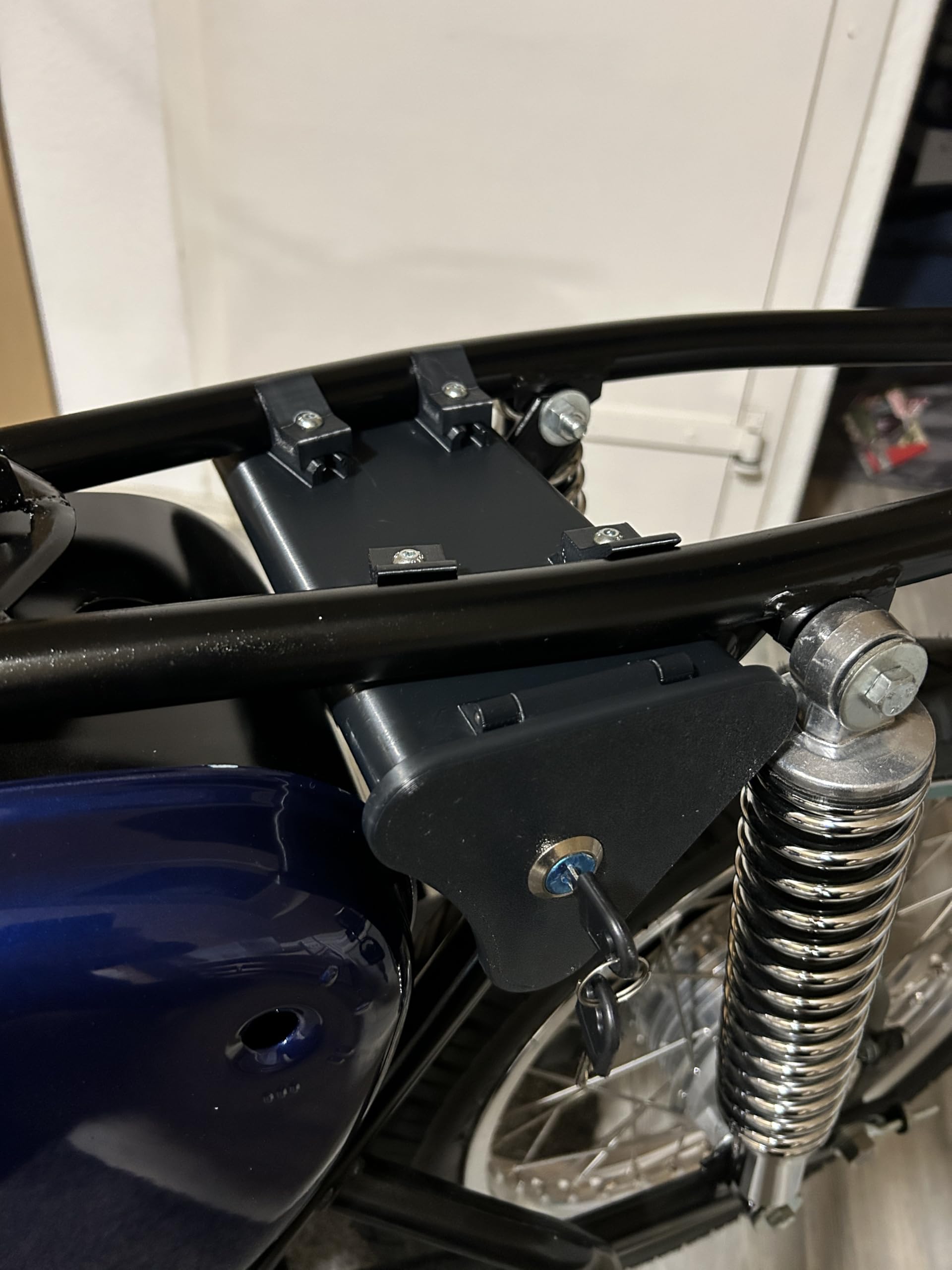 Generisch Simson S51 Werkzeugbox abschließbar spritzwasserdicht kohlefaserverstärkter 3D-Druck DDR Emblem