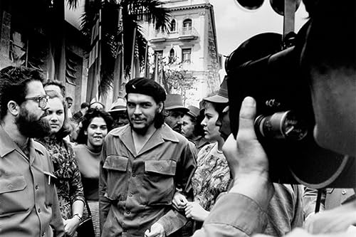 24x36 gallery poster, Che Guevara in 1960, walking through the streets of Havana 24x36 gallery poster, Che Guevara in 1960, walking through the streets of Havana