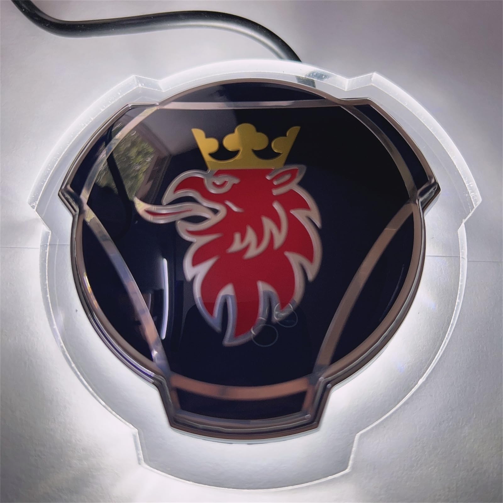 1 set di emblemi a grifone blu e rosso per griglia anteriore Scania, con striscia luminosa a LED da 24 V (illuminazione bianca)