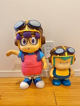 飛行帽をかぶって元気いっぱい！ 「んちゃ！」ポーズのアラレちゃん 飛行帽をかぶって元気いっぱい！ 「んちゃ！」ポーズのアラレ