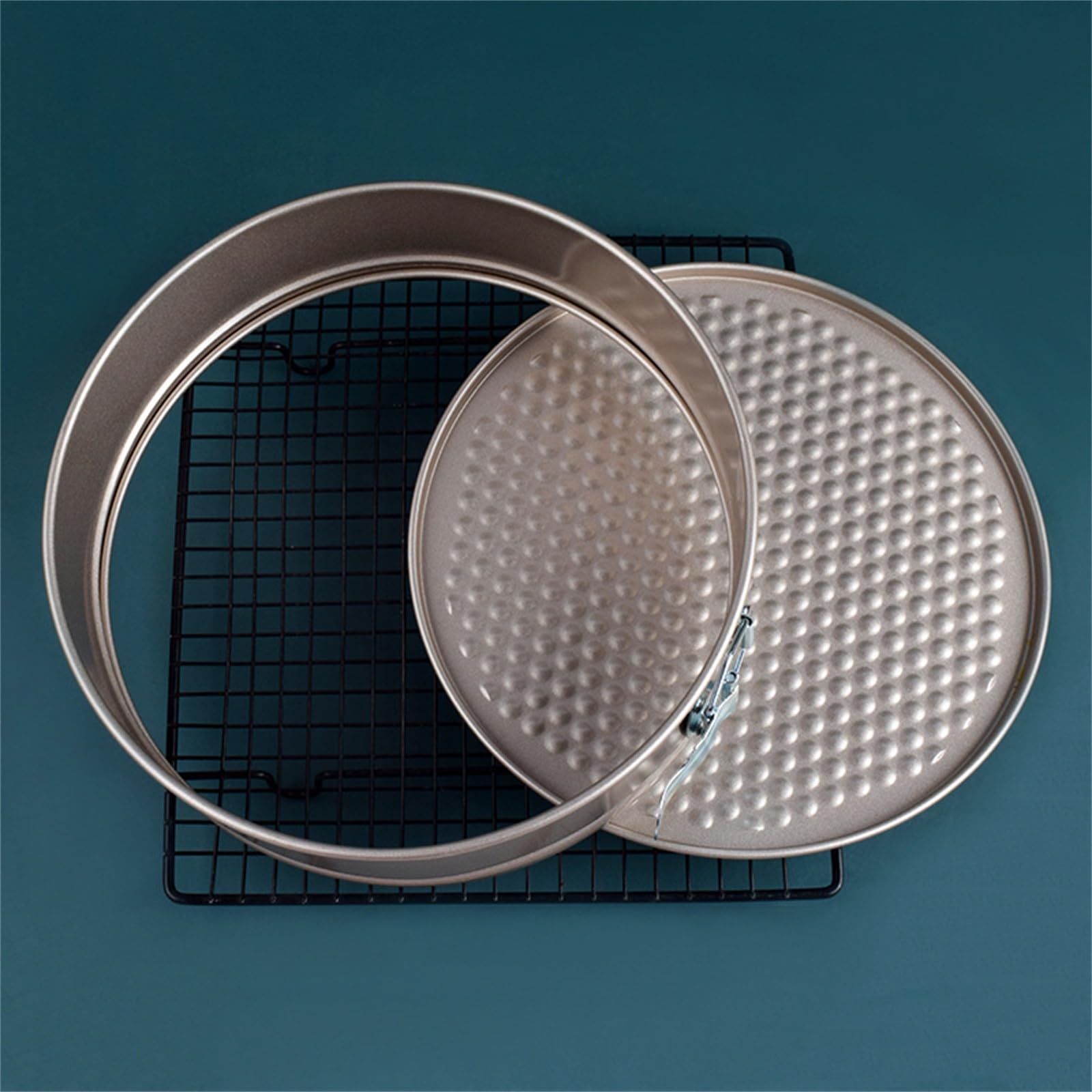 Backform für Kuchen Set mit 3 goldenen, antihaftbeschichteten, runden Kuchenformen mit Schnalle und Mousse-Kuchenring, 24 cm, 26 cm, 28 cm
