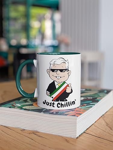 Miniatura 3 de MEXICANDOO AMLO - Taza de café Just Chillin, divertida caricatura, Muñeco AMLITO, taza de cerámica blanca brillante con colores vibrantes en el