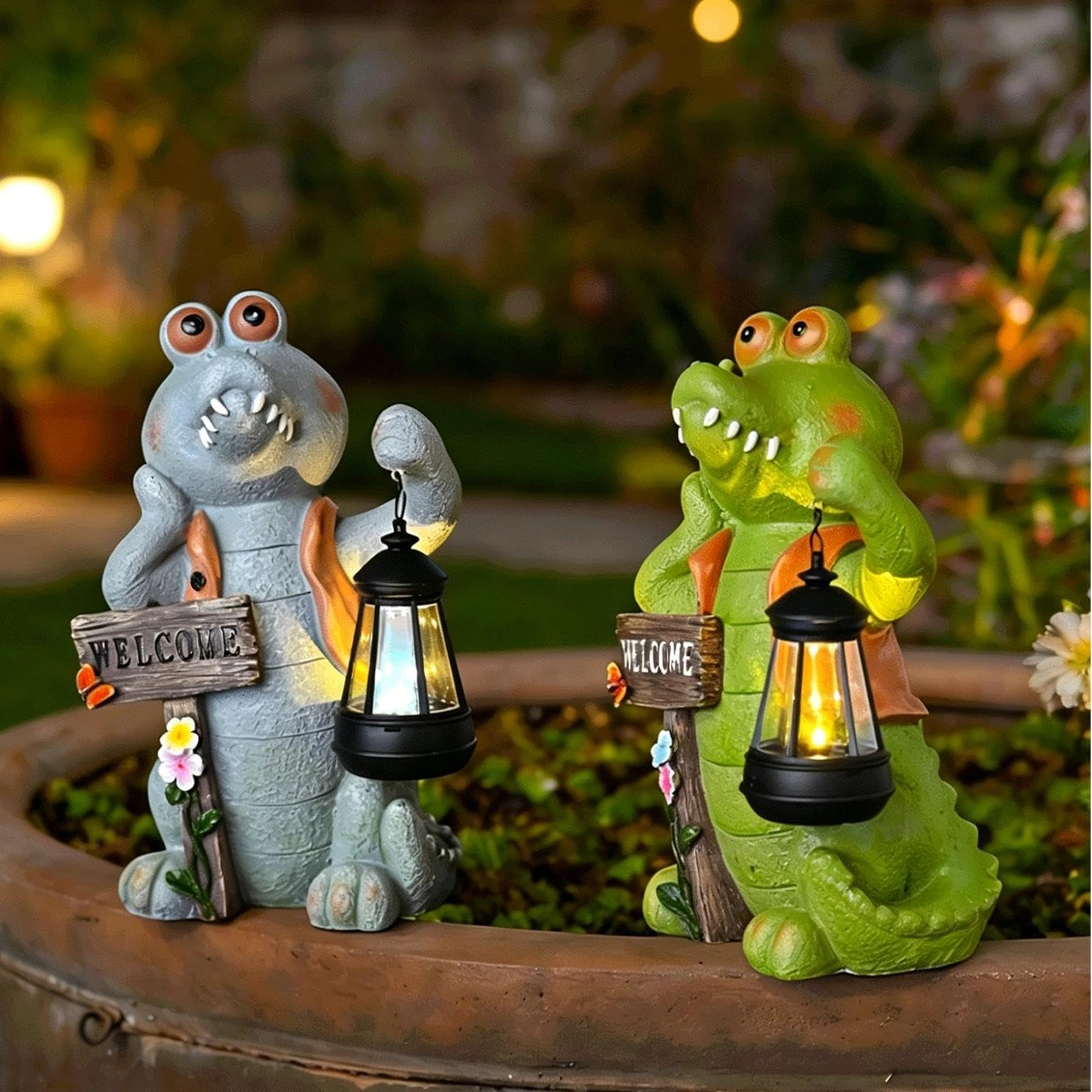 Solar Krokodil Gartenfigur,Niedliche Krokodilstatue mit LED Laterne,Lustiges Krokodil Figur mit Welcome Schild,Automatisch Wetterfest,Tierdeko für Außen Garten Rasen Terrasse Hof Balkon(Grau)
