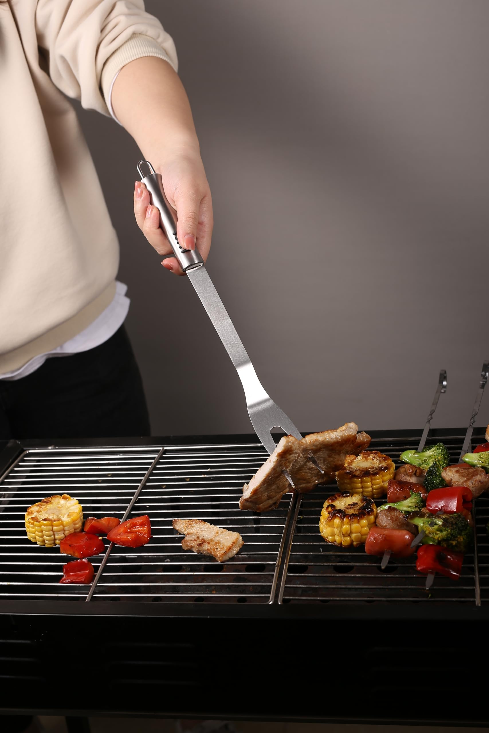 Grillzubehör, Edelstahl-Grillwerkzeug-Set für Herren, 12-teiliges Grillutensilien-Set mit Spatel, Gabel, Messer, Bürste, Zange, Spieße, Flaschenöffner und Taschengrill-Zubehör für Outdoor-Grill
