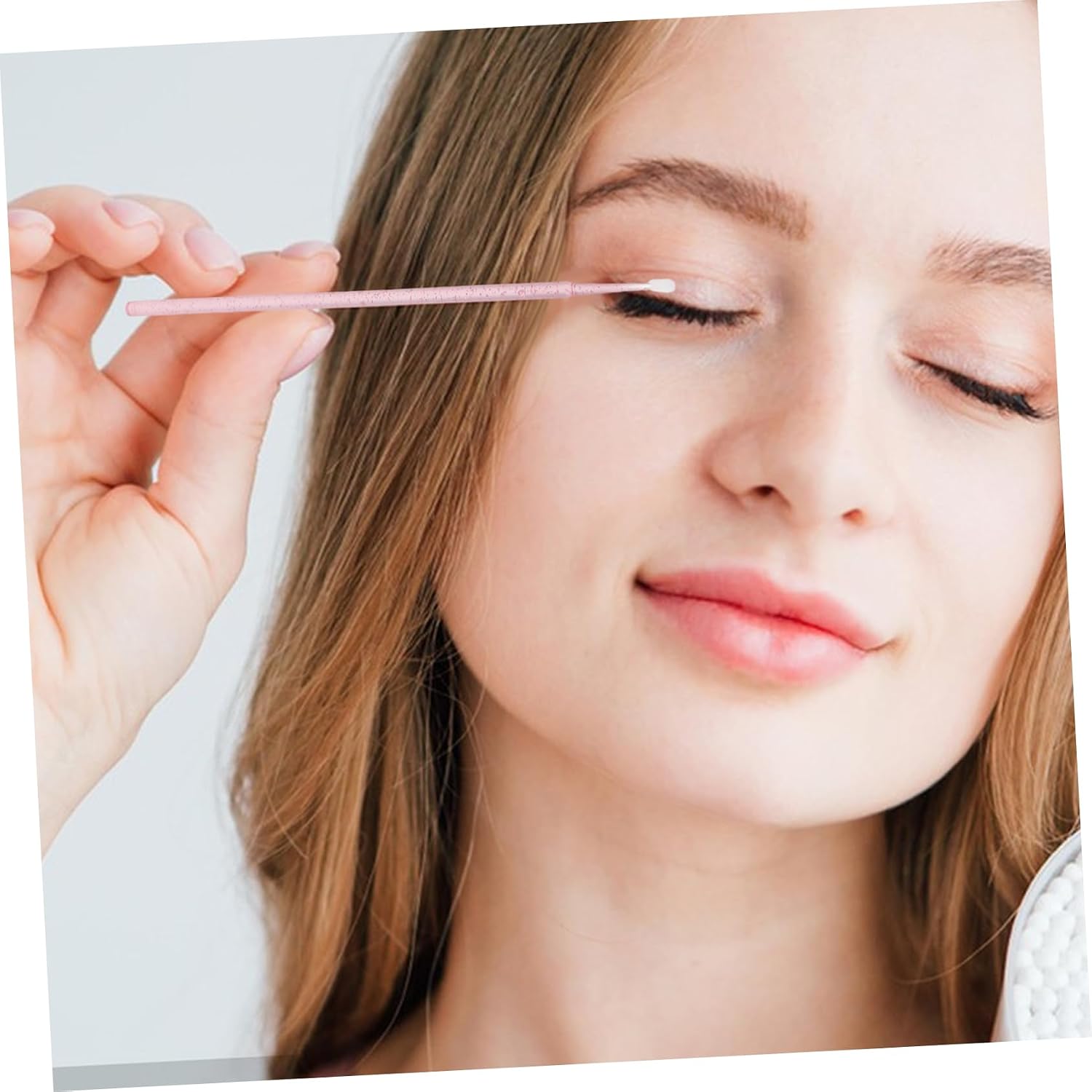 100pcs Precision Cotton Swabs Box for Eyelash Extensions and Makeup Touch Ups Gentle Skin Portable and Disposable Nano Applicators for Beauty Routines