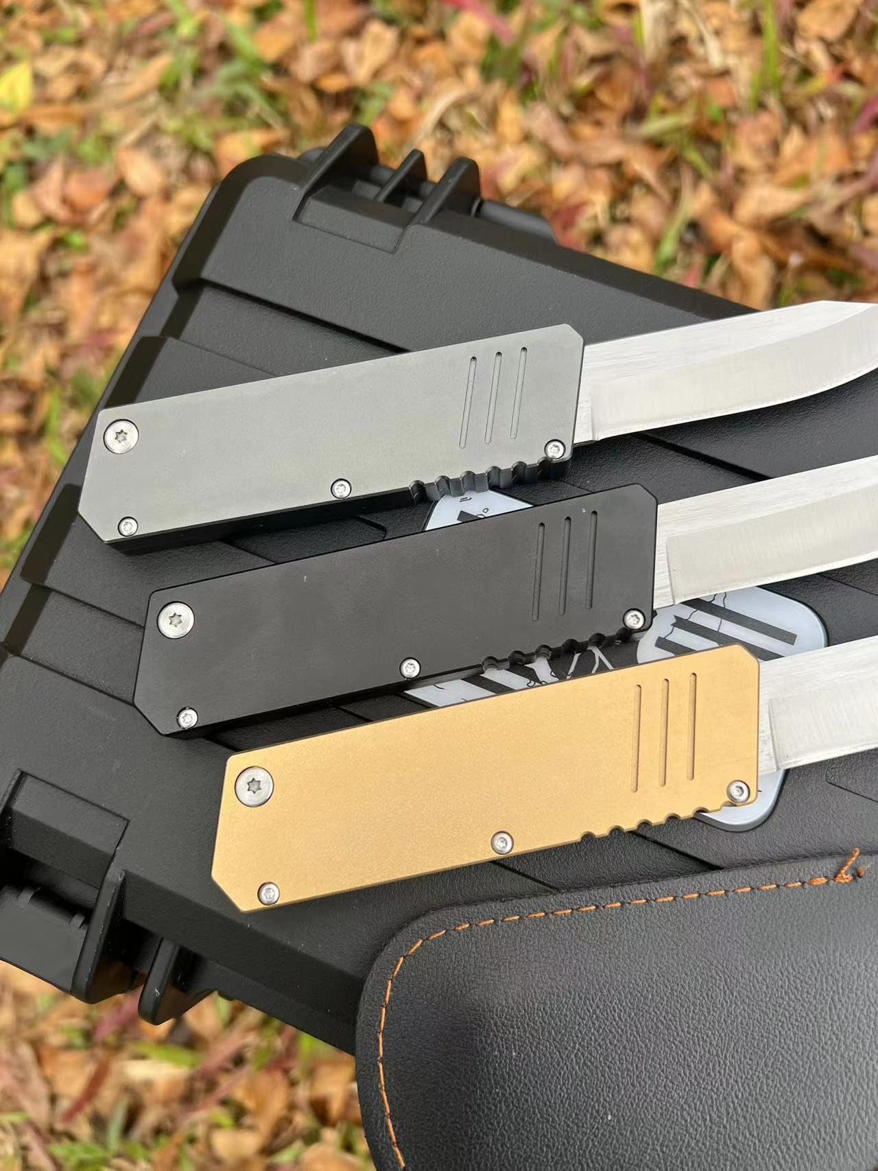 Navaja de Gravedad cuchillos de gravedad CPM154, Funda de Cuero Incluida y Diseño Compacto (negro)