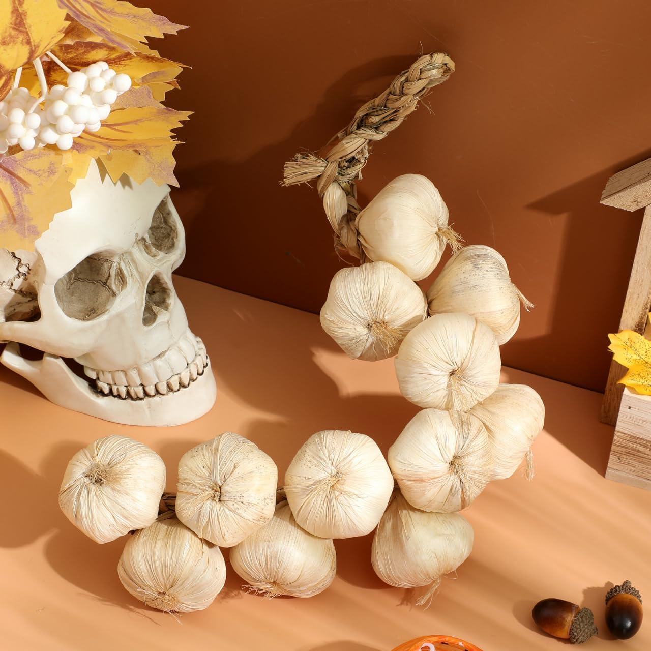 Cabilock 1 pc Halloween Artificial Garlic String-Simulation Artificial Lifelike Fake Vegetable, Hanging String Photography Props for Home Office Kitchen Decoration.