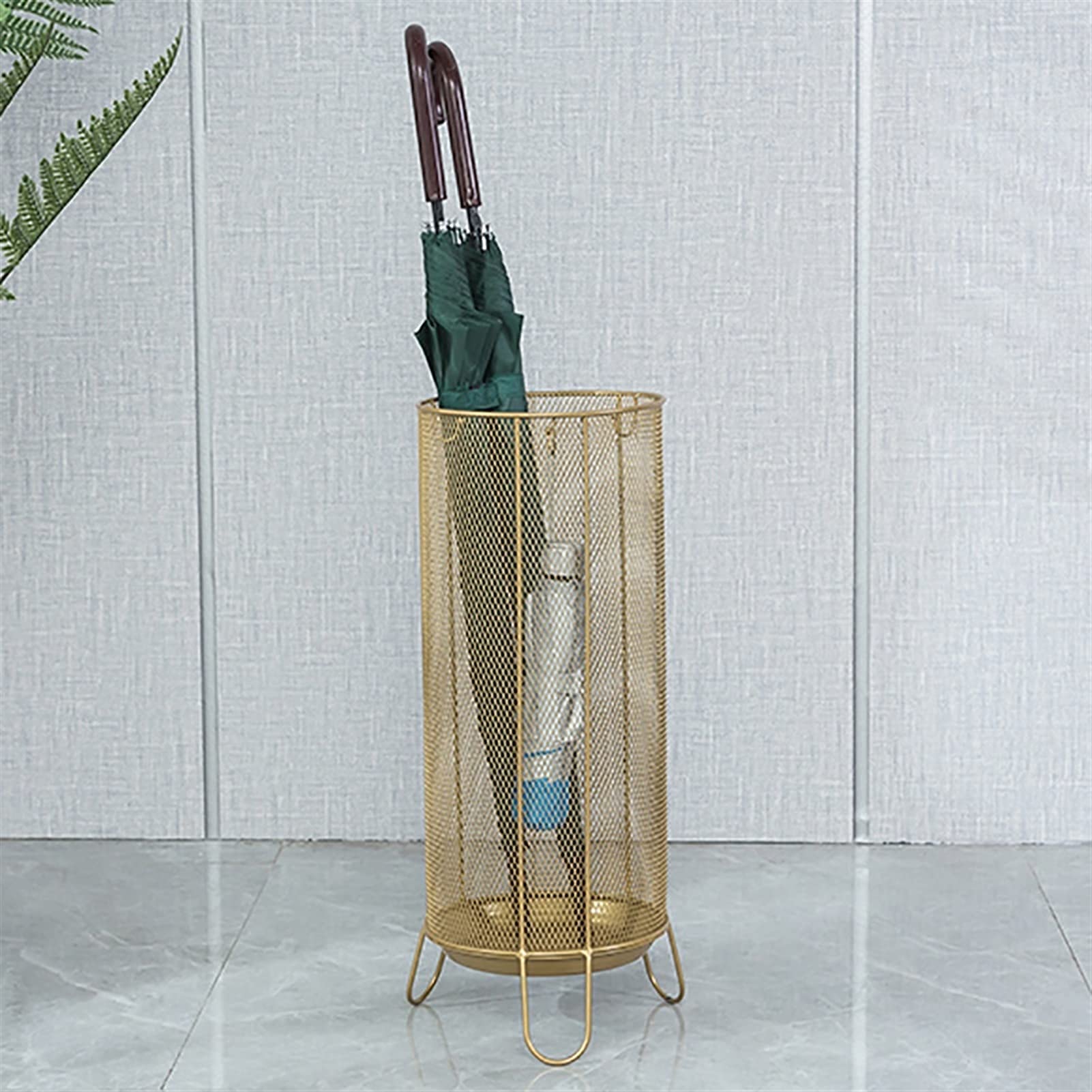 Porte-parapluie en maille dorée et acier au design luxueux pour salon