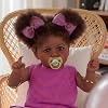 Muñeca bebé realista JIZHI negra, 22 pulgadas, cuerpo suave, ojos color topo, tono de piel caramelo, falda rayada rosa 5
