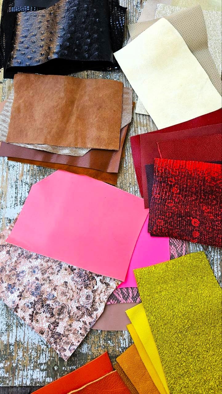 LA GARZARARA - 75 découpes de cuir en 15 nuances différentes - Minimum 12 x 15 cm - Sélection aléatoire pour l'artisanat couture et les créations artisanales - 5 pièces par couleur - 75 pièces