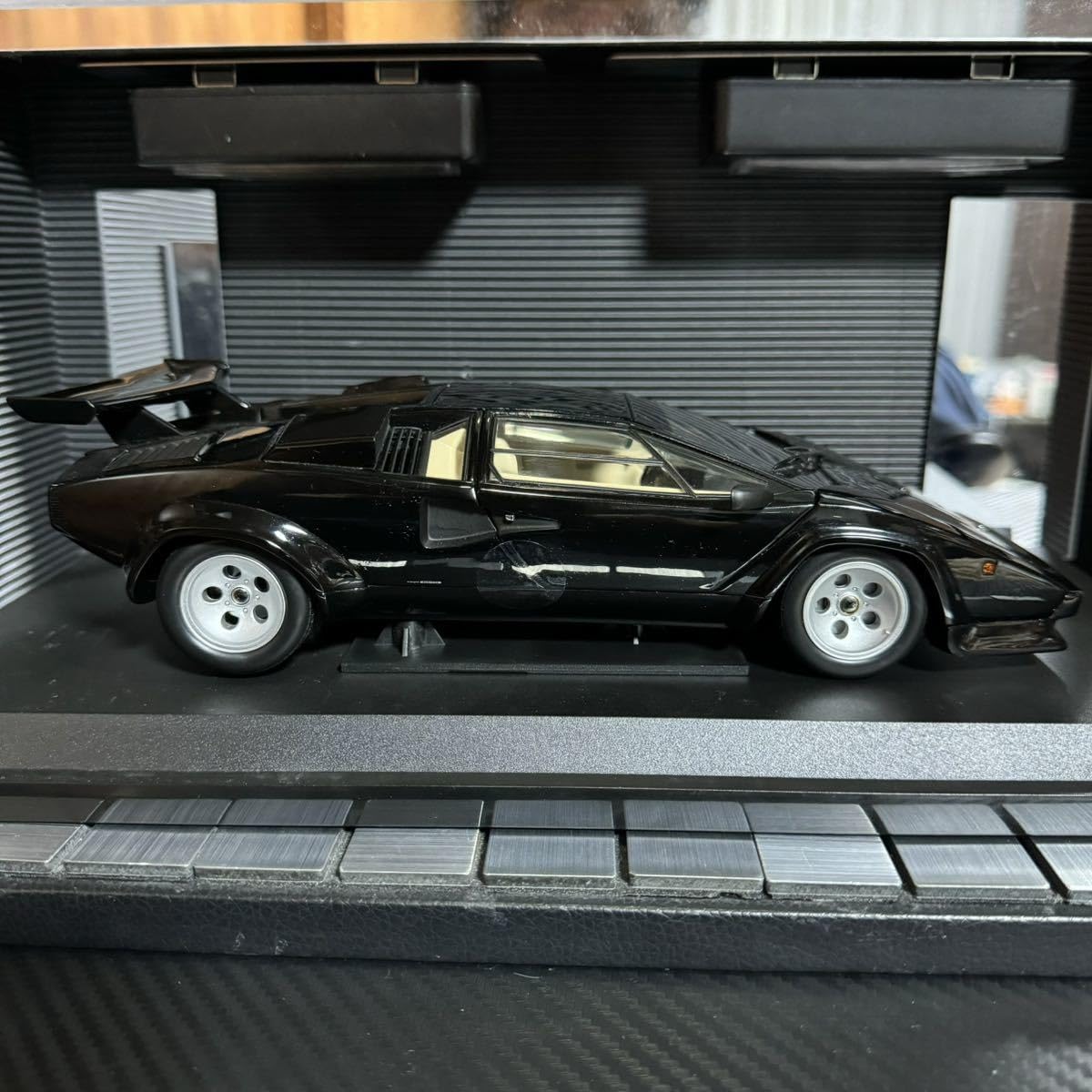 Amazon.co.jp: 絶版 未展示品 京商1/18ランボルギーニカウンタック  
