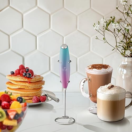 Vista 69 de Zulay Kitchen - Espumador de leche de mano con pilas AA Duracell: batidora de bebidas resistente para café, latte, capuchino y más, color aurora