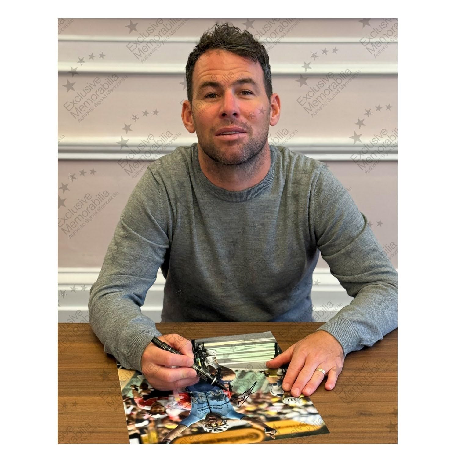 Foto vom 35. Etappensieg, signiert von Mark Cavendish. Gerahmt (Hochformat)