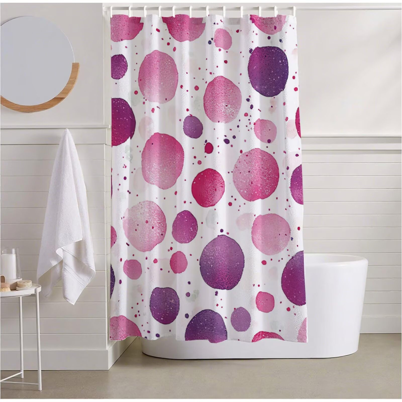Rideau douche rose motifs pois pour une décoration de salle de bain douce