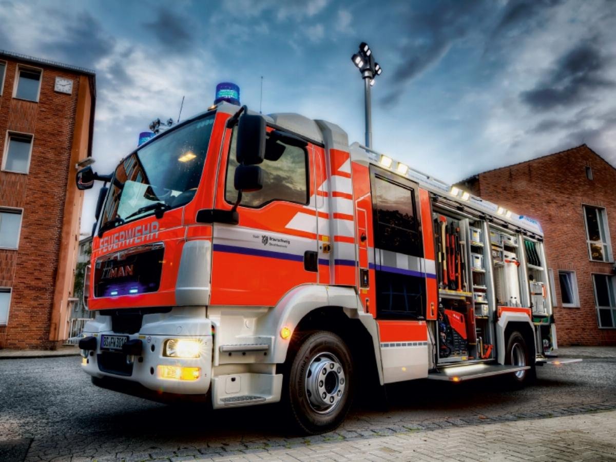 CALVENDO Puzzle Véhicule du Groupe auxiliaire de Lutte Contre l'incendie (HLF) 1000 Pieces 64 x 48 cm from Markus Will