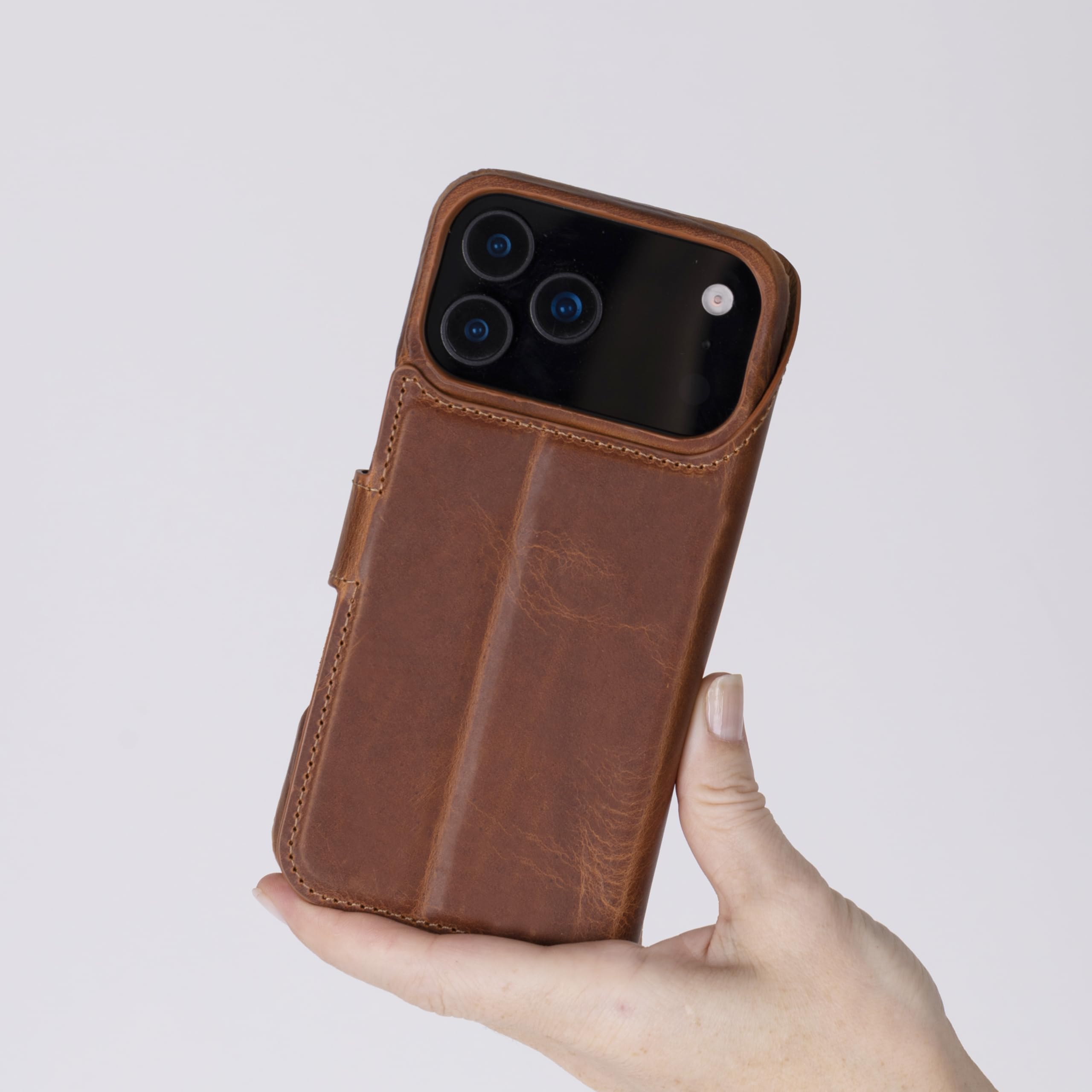 Solo Pelle Lederhülle kompatibel für iPhone 17 Pro Max in 6.9 Zoll abnehmbare Hülle (2in1) inkl. Kartenfächer geeignet für MagSafe Zubehör (Camelbraun)