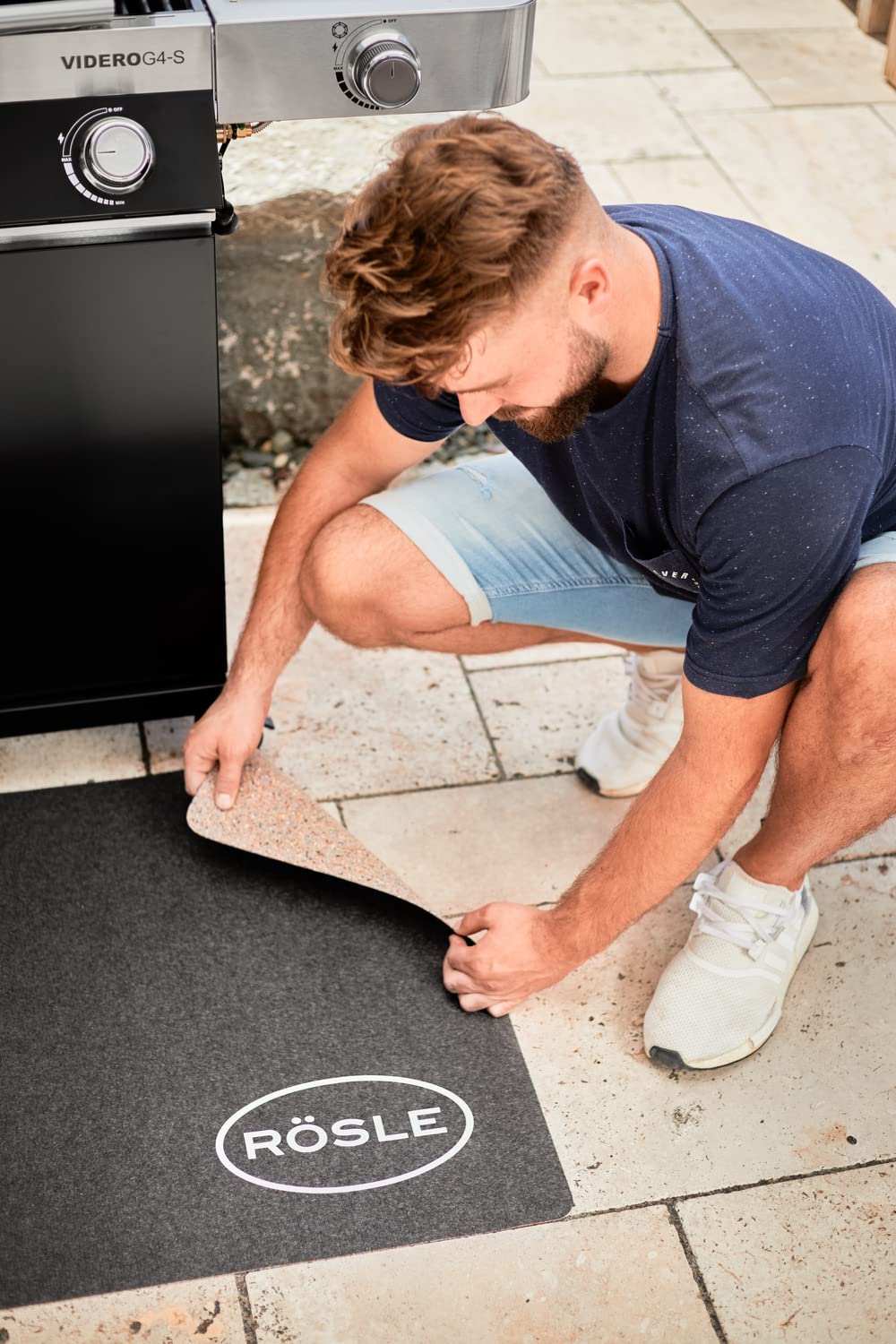 Rösle BBQ-Grillunterlage, Hochwertige Grillmatte als Bodenschutz für Kohle- und Gasgrills, witterungs- und hitzebeständig, recyceltes Material, 120 x 70 cm anthrazit, beige