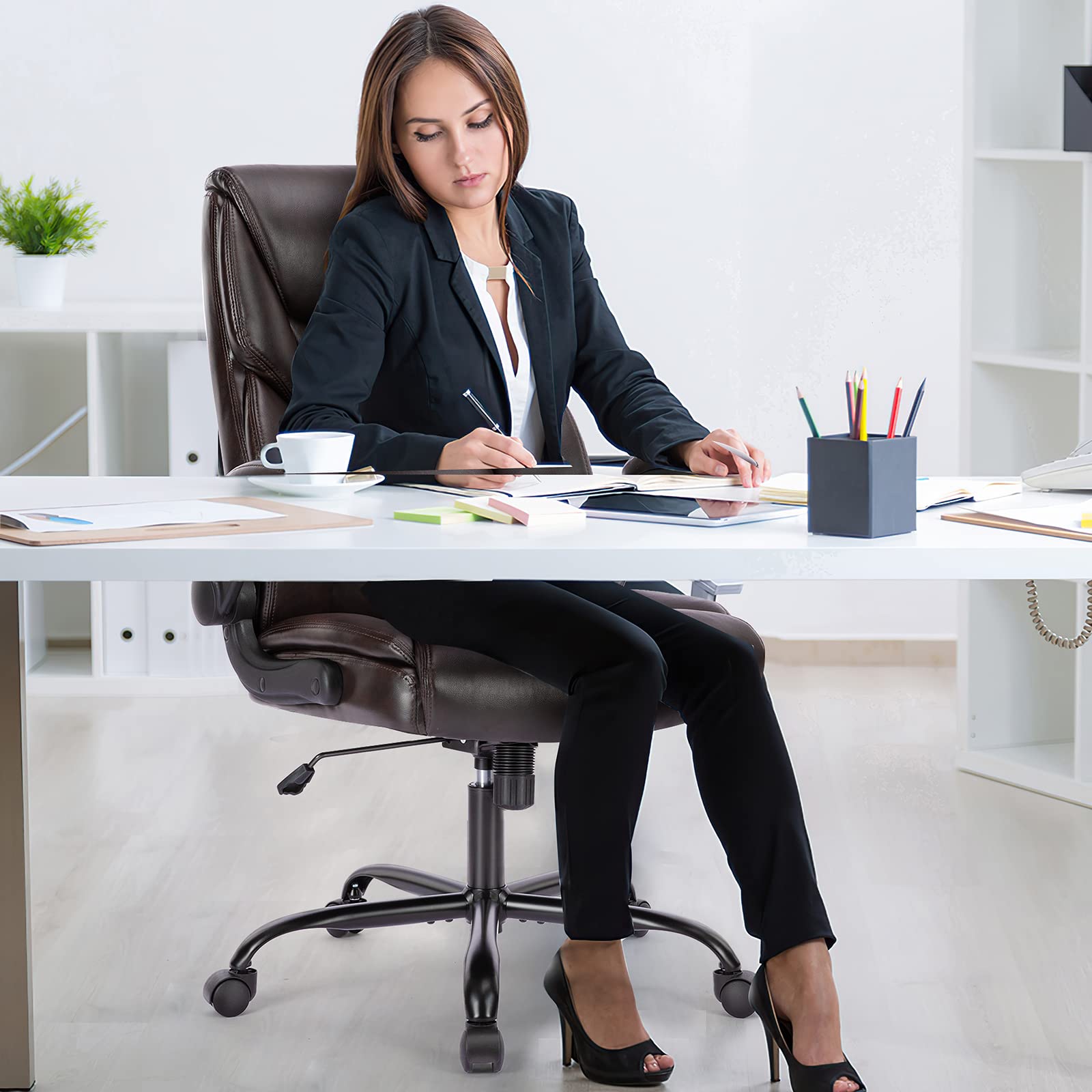 Sweetcrispy Chefsessel PU Leder Bürostuhl Ergonomisch, Schreibtischstuhl mit Armlehnen, Ergonomischer Computerstuhl mit Hoher Rückenlehne, Gaming PC Drehstuhl für Arbeit Ruhe, Dunkel Braun