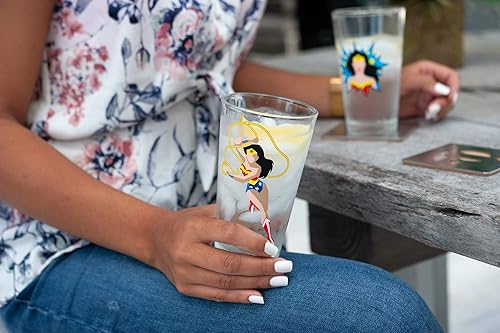 Vista 6 de DC Wonder Woman - Juego de vasos de pinta Dos vasos de estilo cómico lleno de acción Juego de 2 vasos de edición limitada de 16 onzas