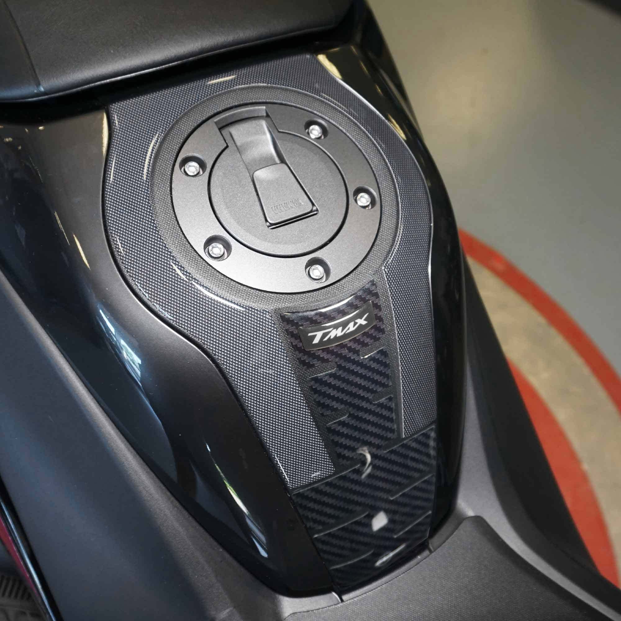 labelbike - Adesivo 3D Moto Scooter Tunnel Borchia Protezione e Decorazione in Resina Compatibile con Yamaha Tmax 2022-2026 Colore Nero