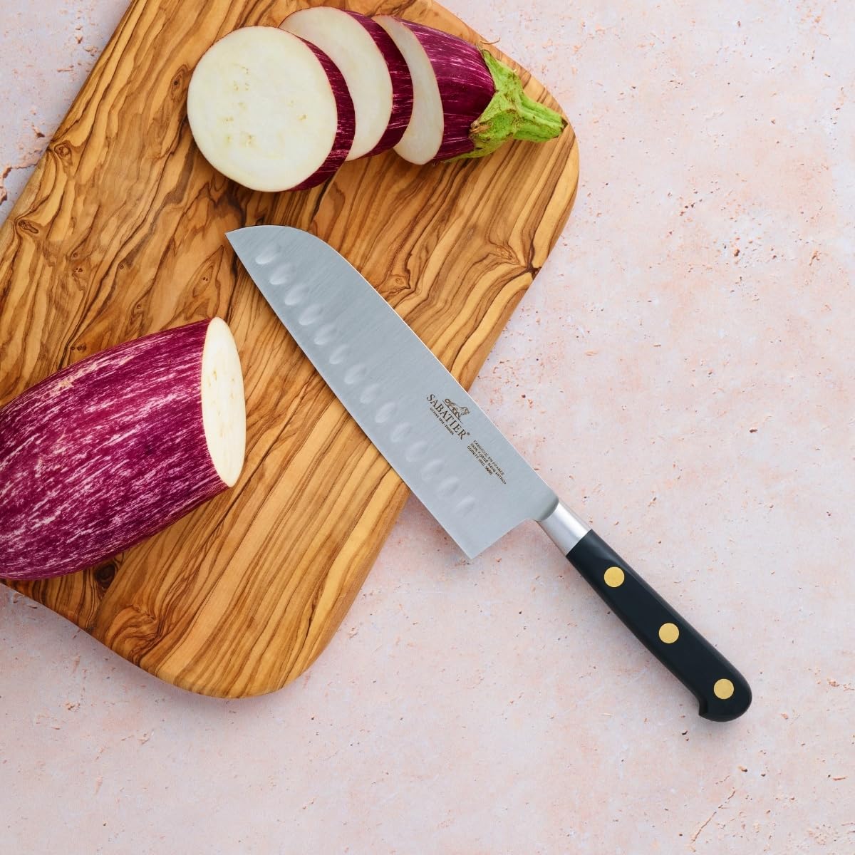 Sabatier LION Couteau Santoku OPTIMAL 100 pour cent Forgé - Fabriqué en France - 18 cm -Lame Alvéolée Inox et Rivets Laiton - opitmal pour Trancher, Emincer et Hacher avec Précision