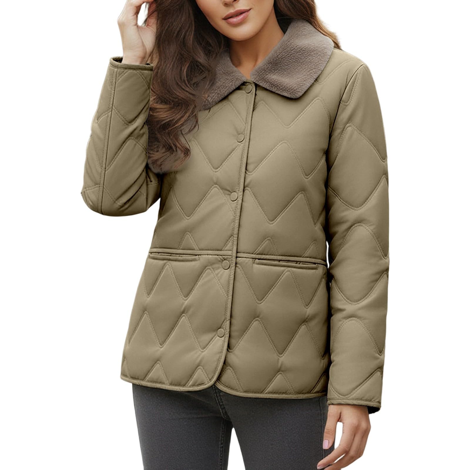 Il calore invernale rivisitato: cappotto corto spesso con finiture finte, giacca trapuntata alla moda per il massimo comfort e stile durante il freddo.