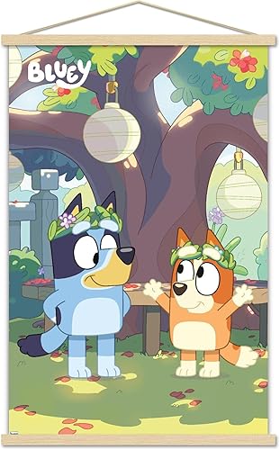 Trends International Bluey - Póster de pared dúo, 22.37 x 34.00 pulgadas, paquete de impresión premium y colgador de madera de haya