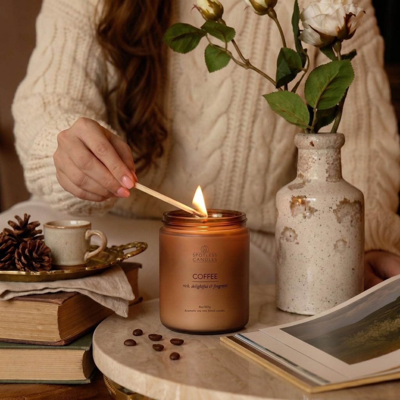 Spotless Leopard Juego de velas para mujer, regalos para mujer, paquete de 4 velas perfumadas de 227 g, juego mixto de aromas clásicos en tarros de vidrio de colores de 7,6 x 10,16 cm, pino, café,